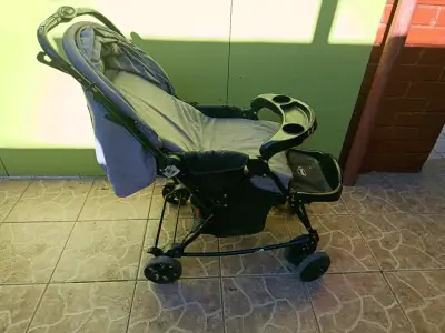 Coche de bebé plegable con detalles - miniatura 1
