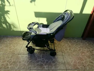 Coche de bebé plegable con detalles - miniatura 2