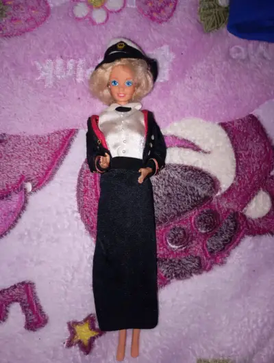 Muñecas de colección con trajes variados - miniatura 1