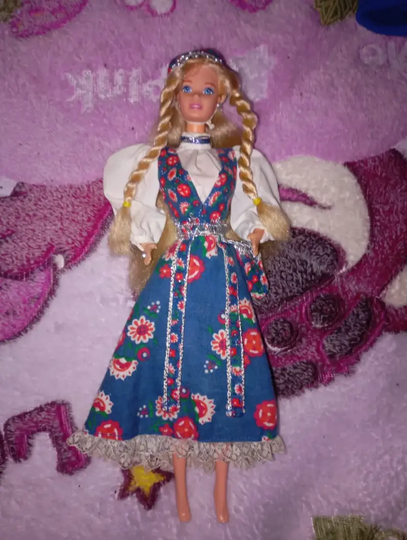 Muñecas de colección con trajes variados - 2