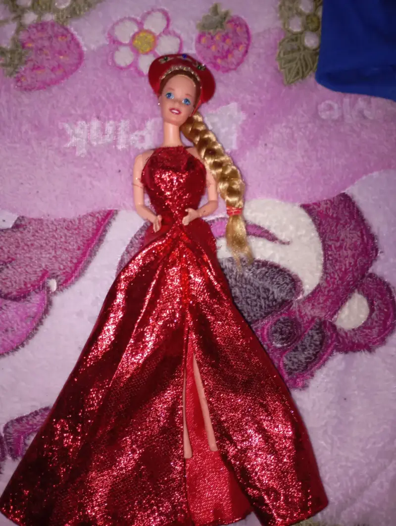 Muñecas de colección con trajes variados - 3