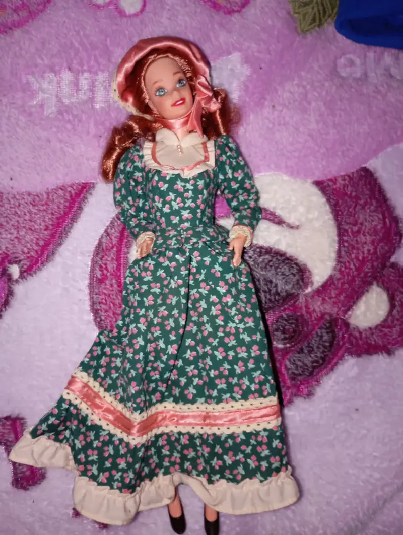 Muñecas de colección con trajes variados - 4