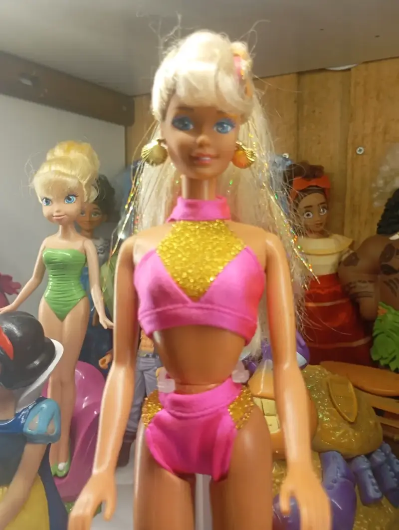 Muñecas de colección con trajes variados - 5