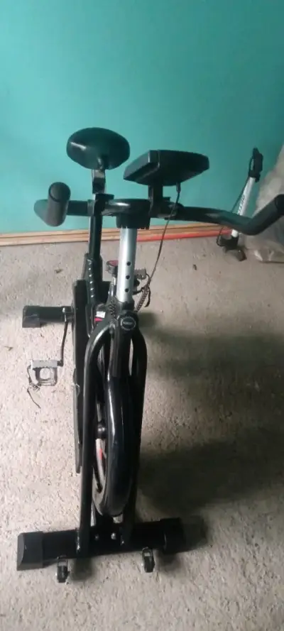 Bicicleta estática con monitor digital - miniatura 1