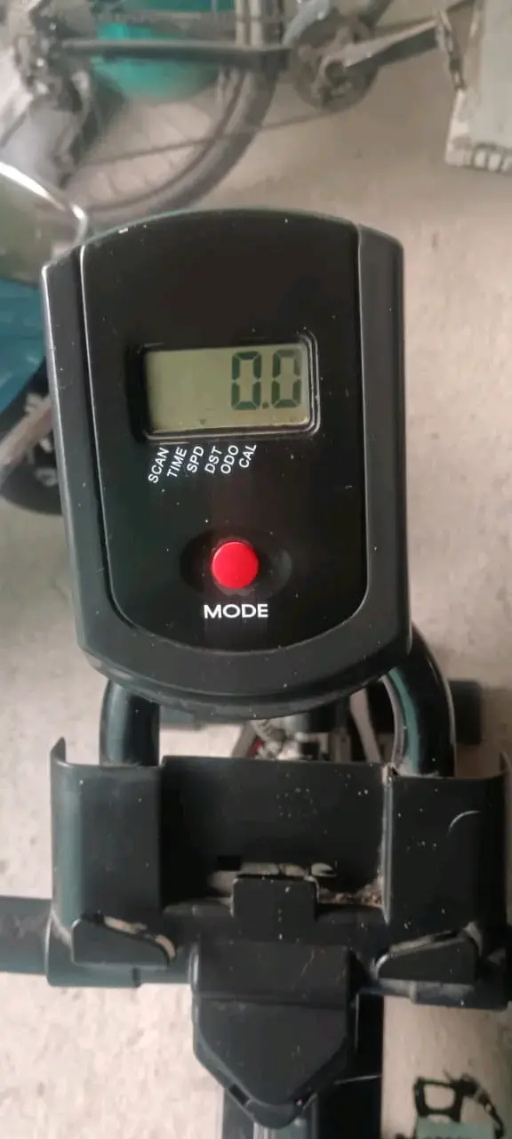 Bicicleta estática con monitor digital - 2
