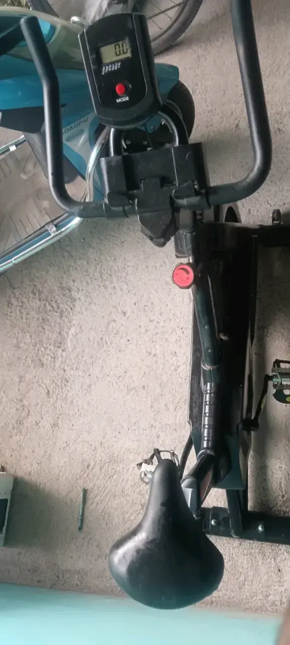 Bicicleta estática con monitor digital - 3