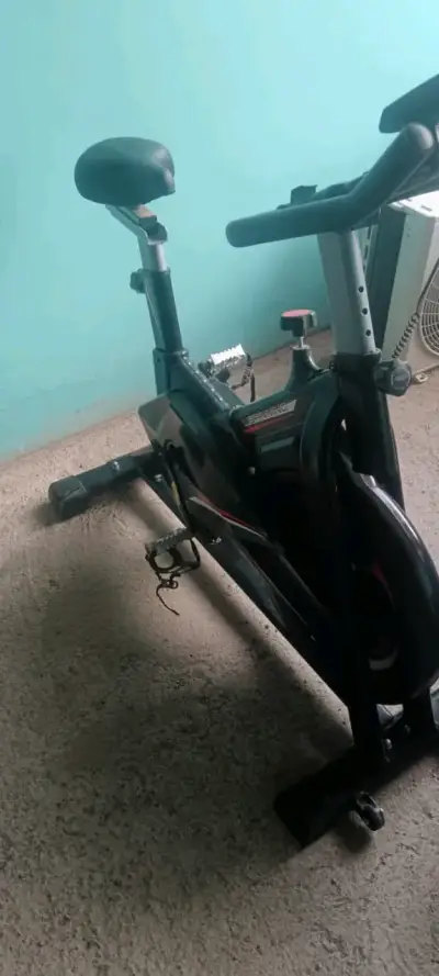 Bicicleta estática con monitor digital - miniatura 4