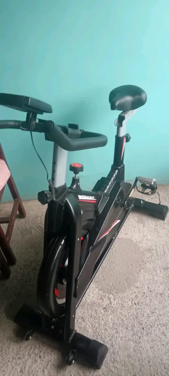 Bicicleta estática con monitor digital - 5