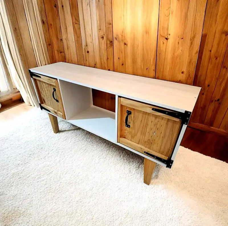 Mueble de TV estilo rústico con puertas de madera