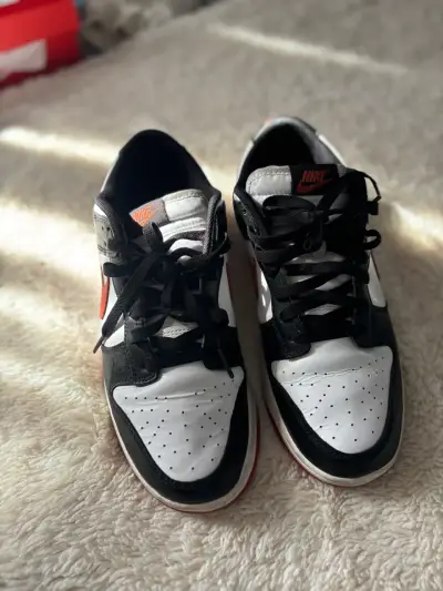 Zapatillas Nike Air Jordan Low Blanco y Negro - miniatura 1