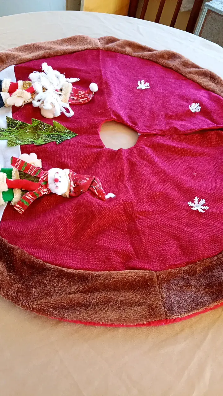 Falda de árbol de Navidad roja con adornos