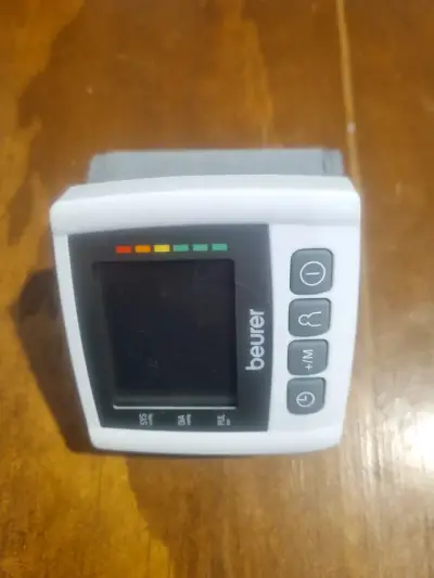 Tensiómetro de muñeca Beurer con pantalla digital - miniatura 1