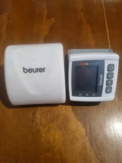 Tensiómetro de muñeca Beurer con pantalla digital - miniatura 2