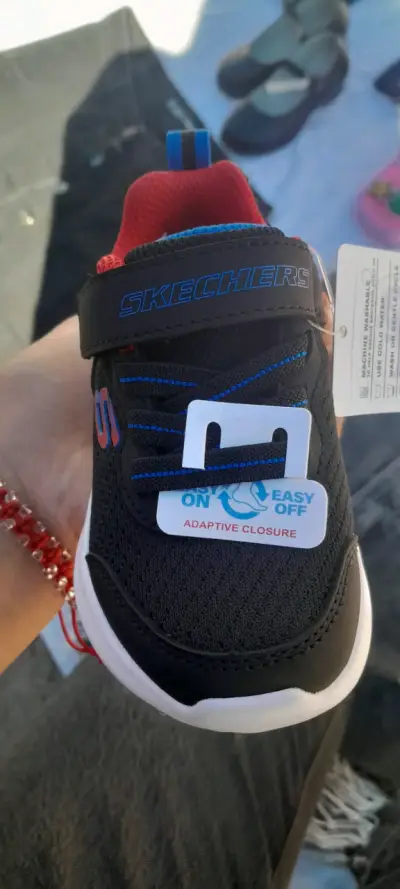 Zapatillas Skechers para niños negras con cierre fácil - miniatura 2