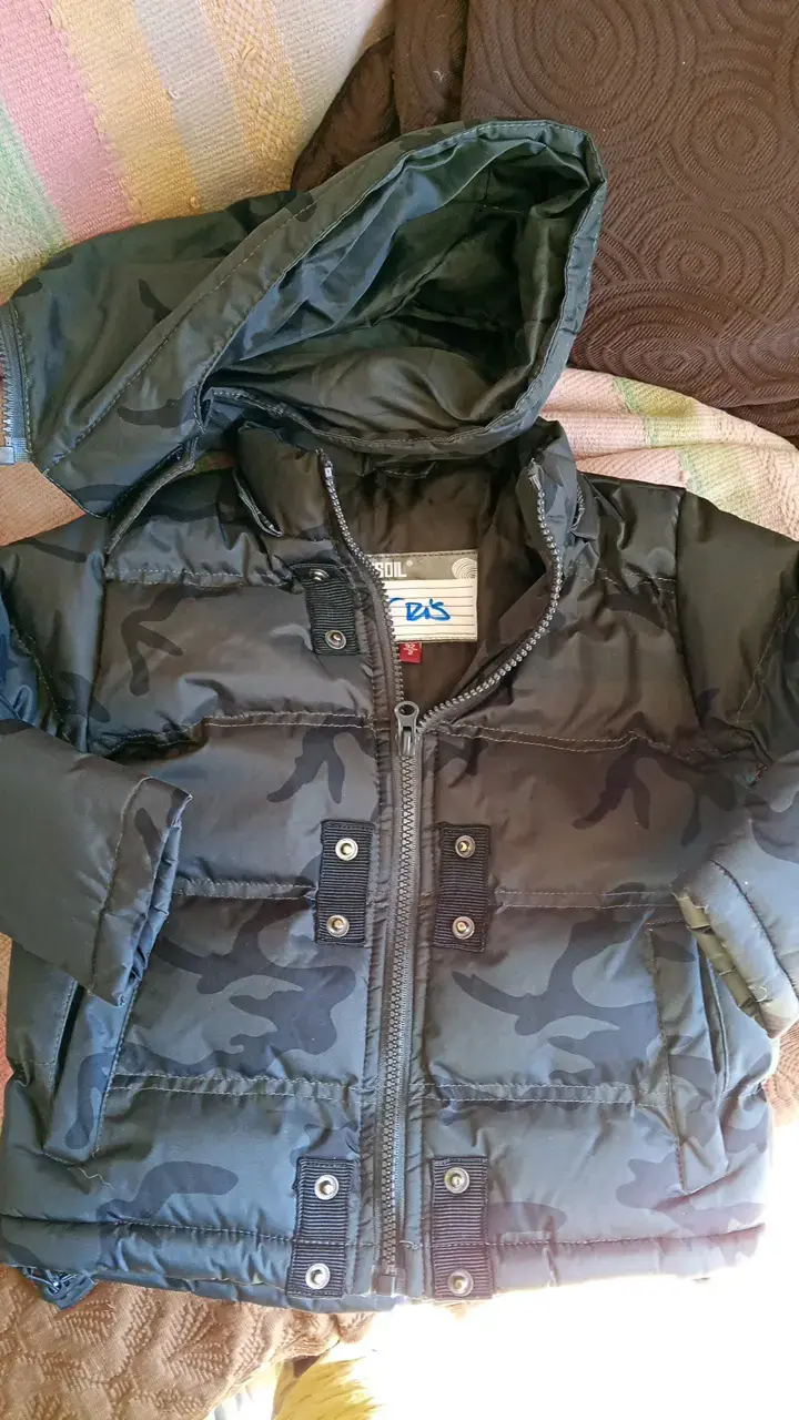 Chaqueta acolchada para niño con capucha