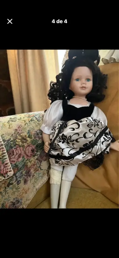 Muñeca de porcelana vintage con vestido elegante - miniatura 1