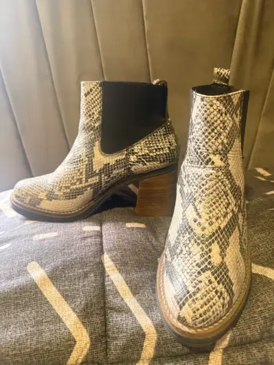 Botines de cuero con estampado de serpiente - miniatura 1