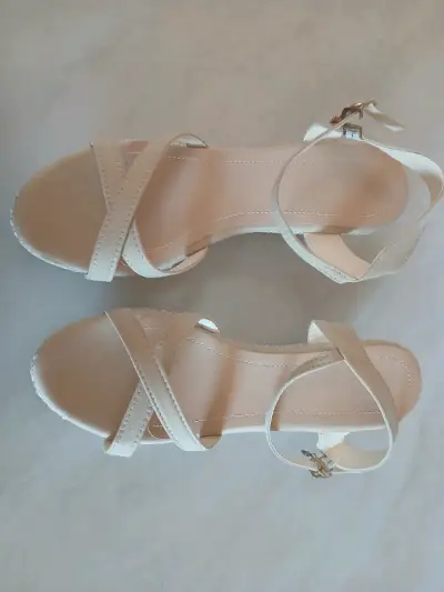 Sandalias de cuña beige elegantes para mujer - miniatura 2