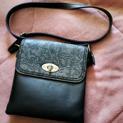 Cartera bandolera de cuero negro con diseño floral - miniatura 1