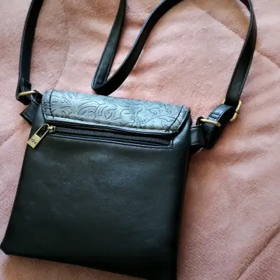 Cartera bandolera de cuero negro con diseño floral - miniatura 2