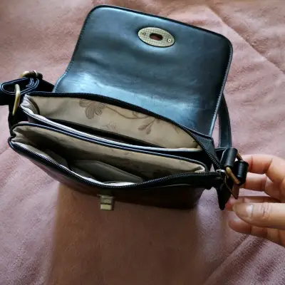 Cartera bandolera de cuero negro con diseño floral - miniatura 3