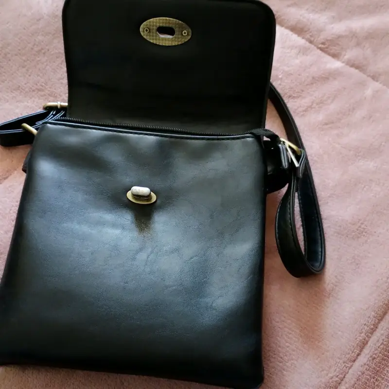 Cartera bandolera de cuero negro con diseño floral - 4