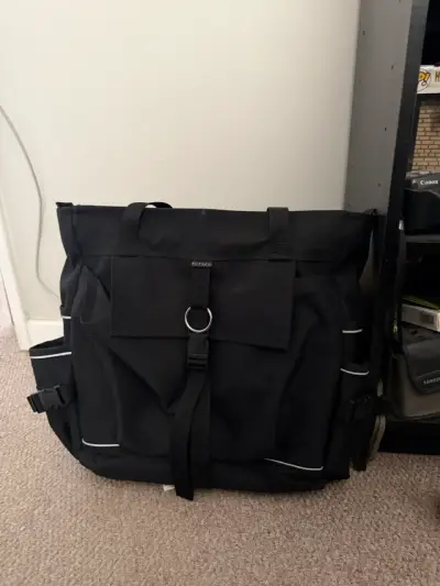 Mochila Negra modelo unsolux - miniatura 1
