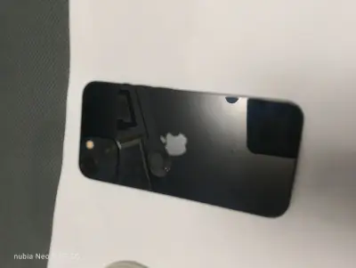 iPhone 13  con cargador en buen estado - miniatura 1