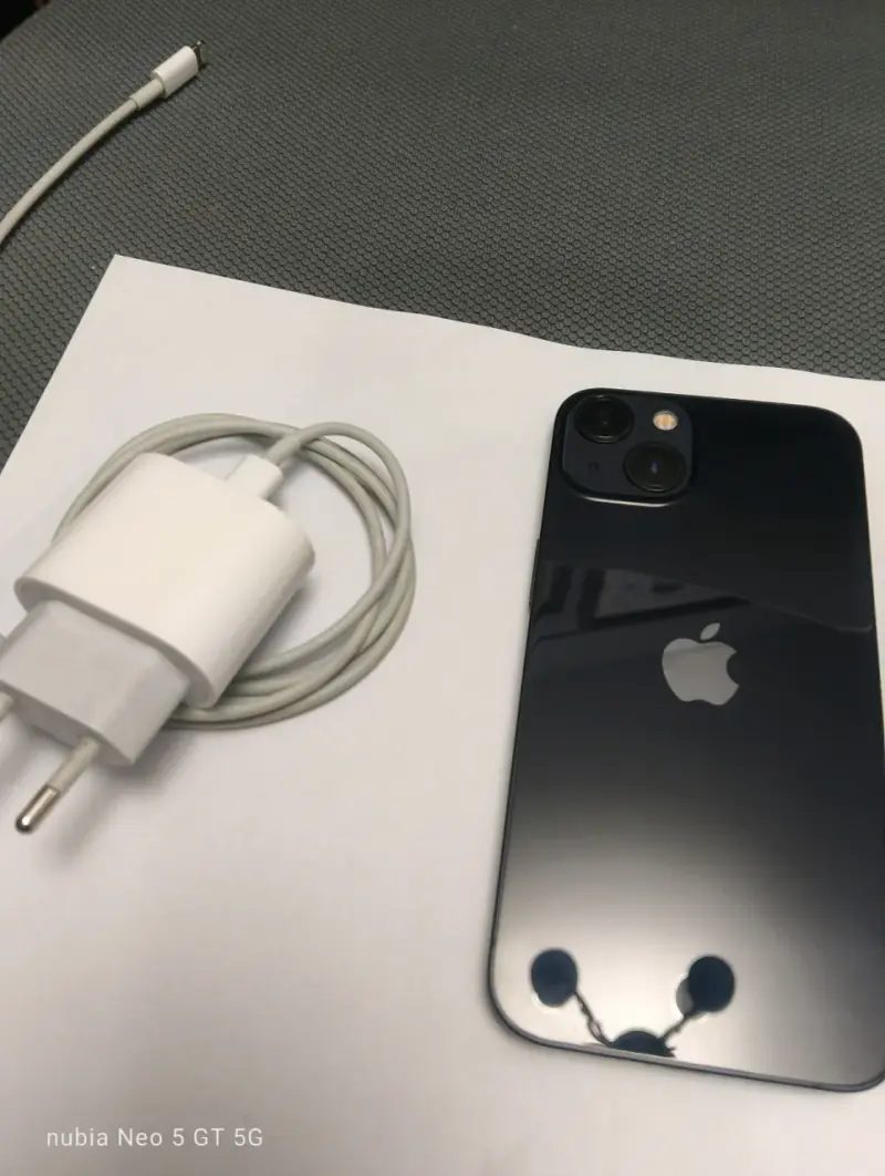 iPhone 13  con cargador en buen estado - 3