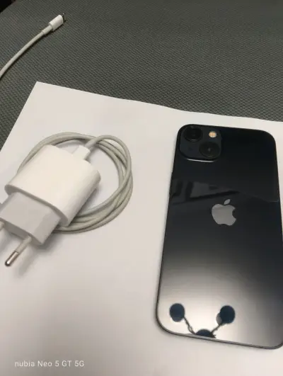 iPhone 13  con cargador en buen estado - miniatura 3