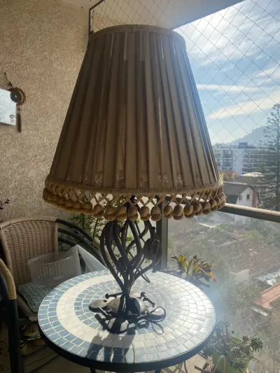 Lámpara de mesa vintage con pantalla beige - miniatura 1