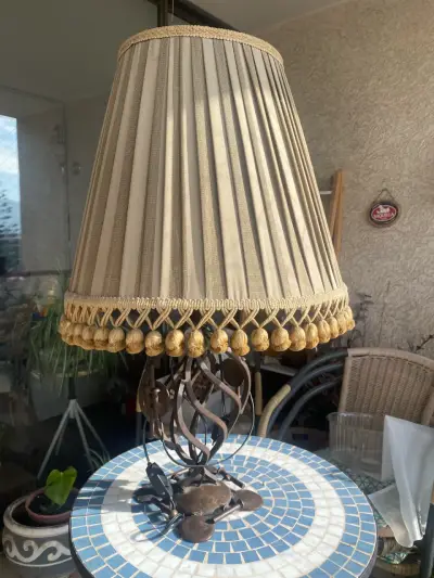 Lámpara de mesa vintage con pantalla beige - miniatura 2