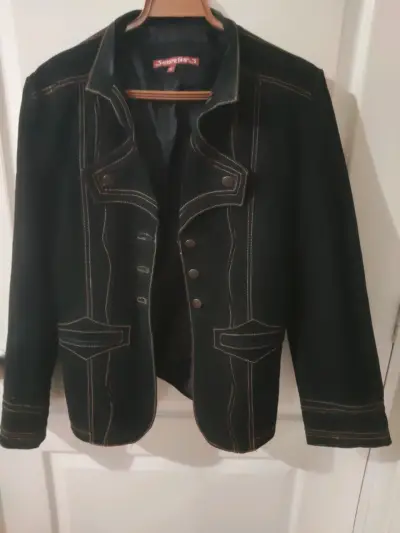 Chaqueta negra con costuras decorativas - miniatura 1