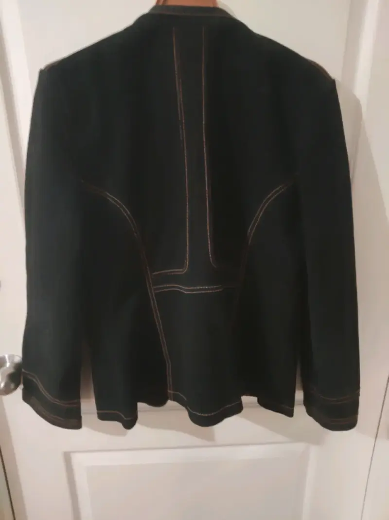 Chaqueta negra con costuras decorativas - 2