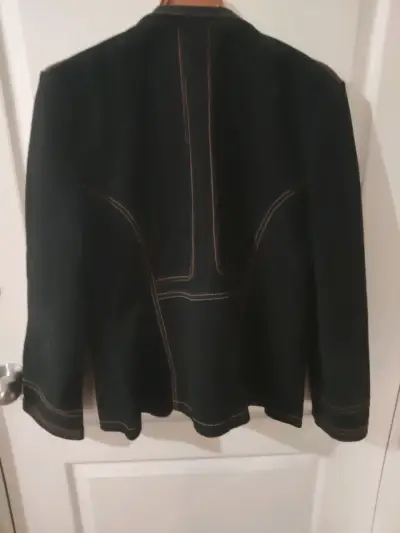 Chaqueta negra con costuras decorativas - miniatura 2