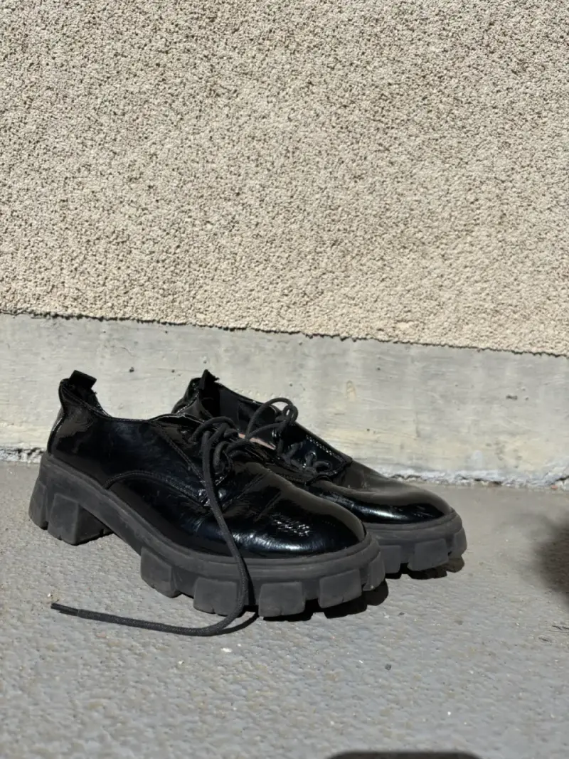 Zapatos de charol negros con plataforma - 2