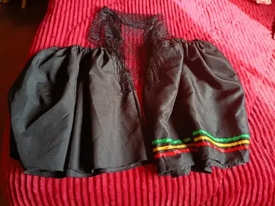 Vestido tradicional folclórico con detalles coloridos - miniatura 1