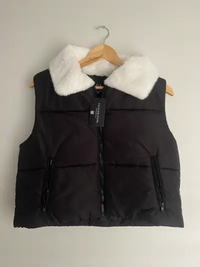 Chaleco acolchado negro con cuello de piel sintética - miniatura 1