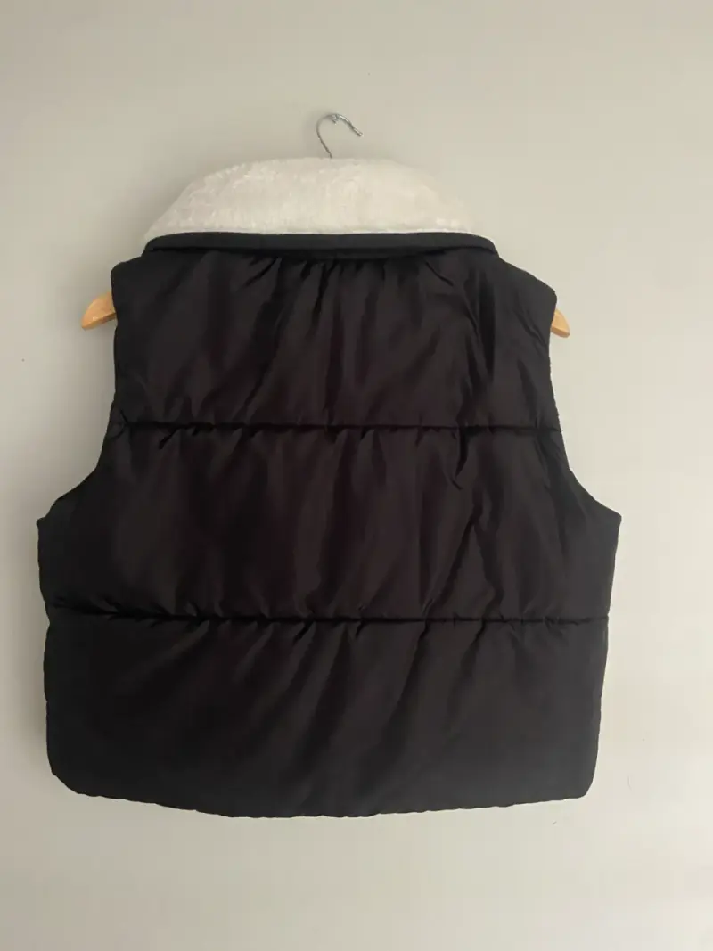 Chaleco acolchado negro con cuello de piel sintética - 2