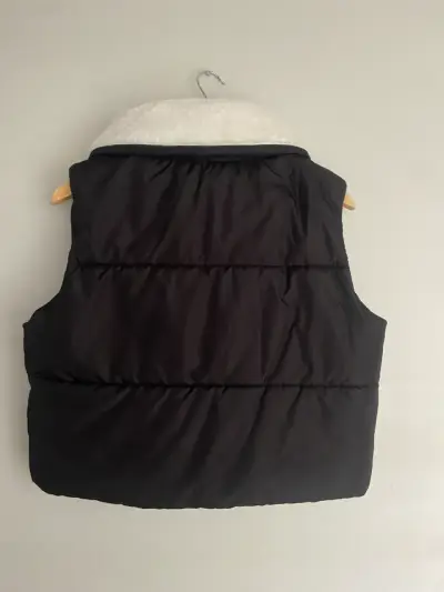 Chaleco acolchado negro con cuello de piel sintética - miniatura 2
