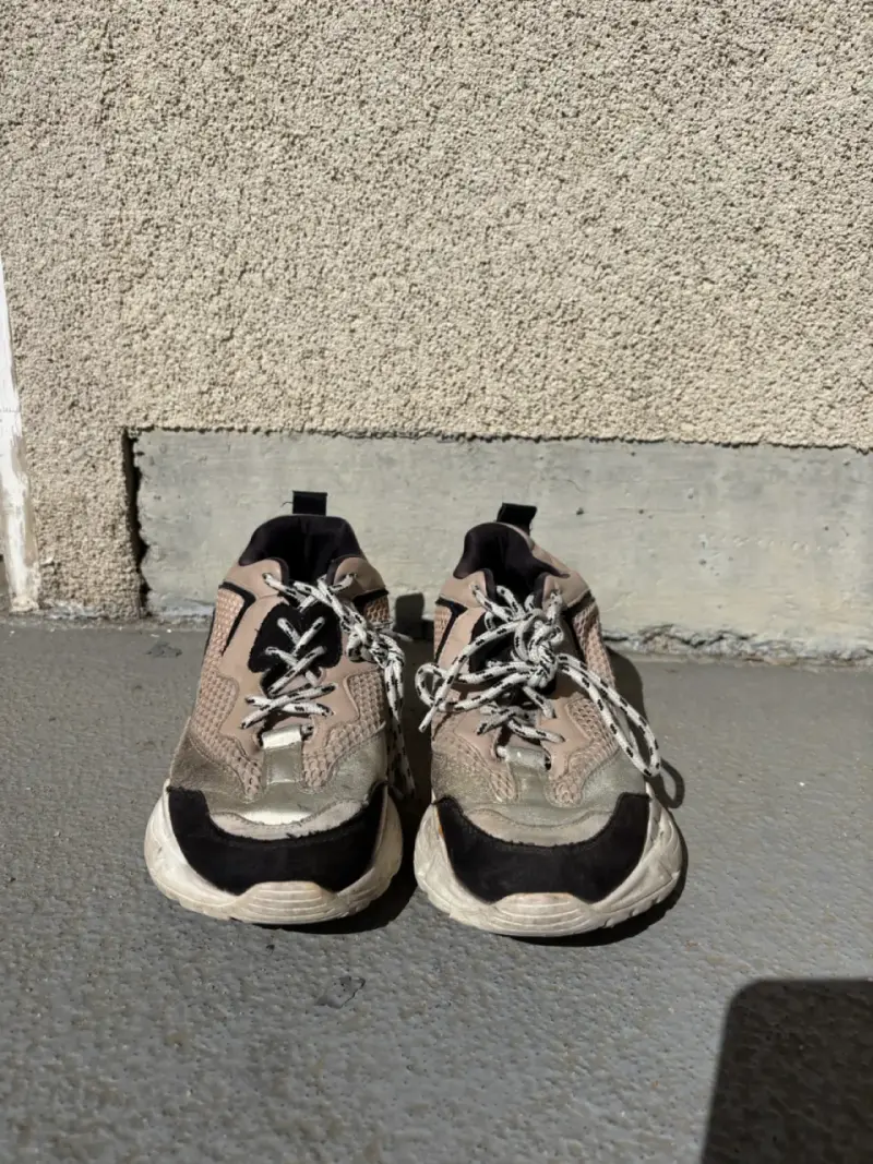 Zapatillas deportivas beige y negras - 1