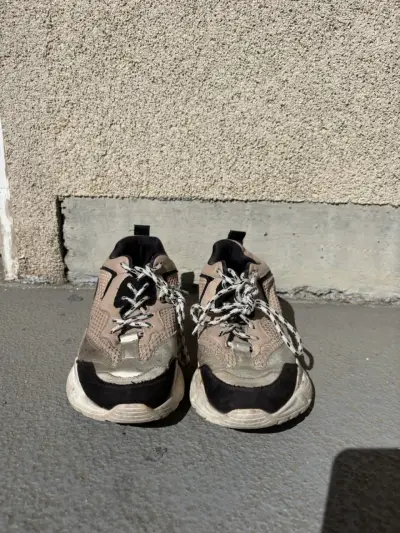 Zapatillas deportivas beige y negras - miniatura 1