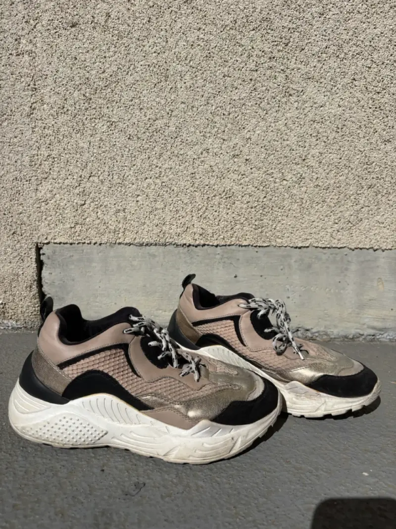 Zapatillas deportivas beige y negras - 2