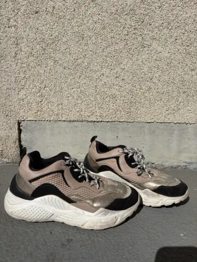 Zapatillas deportivas beige y negras - miniatura 2