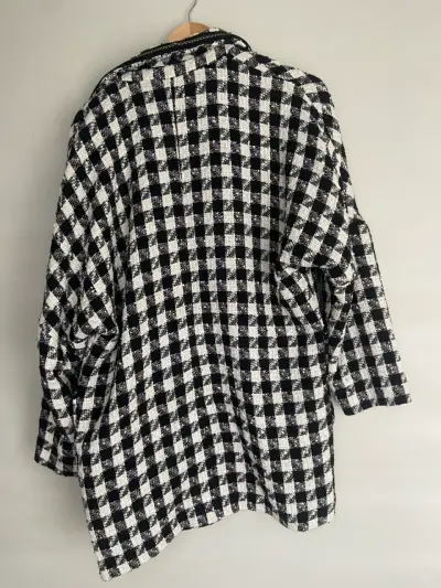 Abrigo de cuadros blanco y negro para mujer - miniatura 2