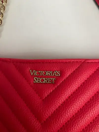 Bolso rojo con cadena Victoria's Secret - miniatura 2
