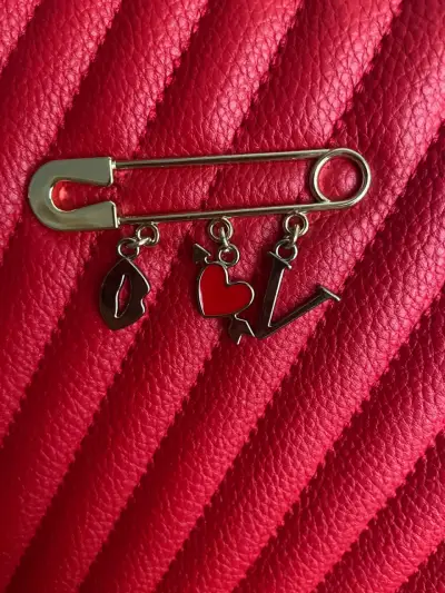 Bolso rojo con cadena Victoria's Secret - miniatura 4