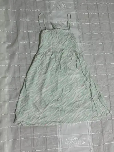 Vestido de verano verde con tirantes - miniatura 1