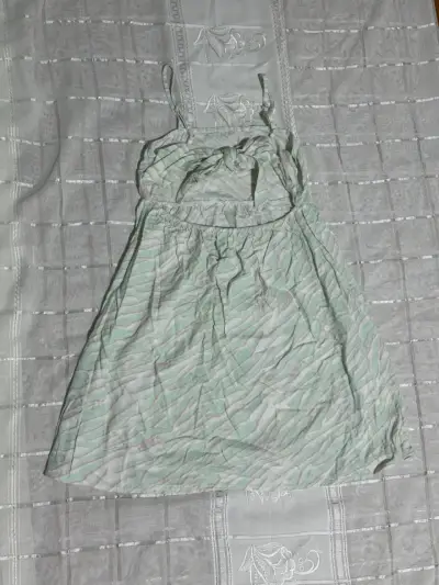 Vestido de verano verde con tirantes - miniatura 2