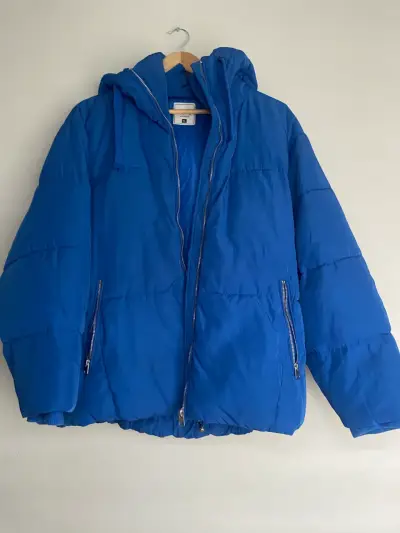 Chaqueta acolchada azul con capucha - miniatura 1